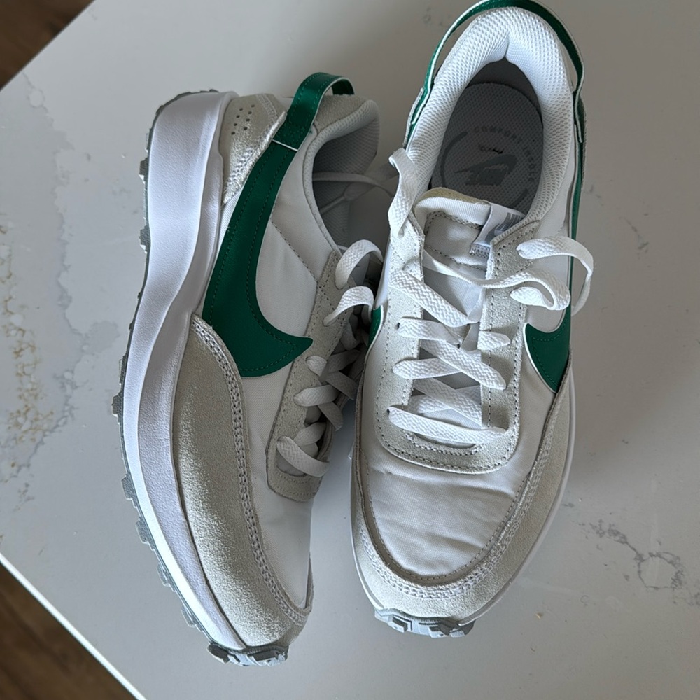 Nike waffle tennis shoe